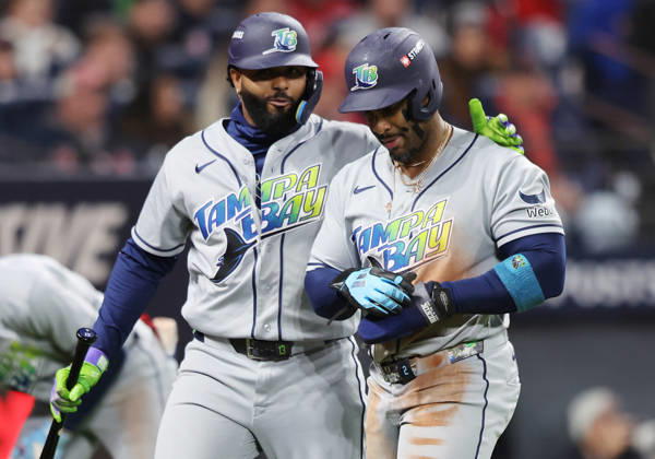Tampa Bay Rays Yandy Diaz (2) is congratulated by Junior Caminero (13) after scoring on a single by Jonathan Aranda against the Cleveland Guardians in the third inning during game four of the MLB, Baseball Herren, USA American League Championship Series at Progressive Field in Cleveland, Ohio, on Saturday, October 17, 2026.  CLE20261017710 AARONxJOSEFCZYK