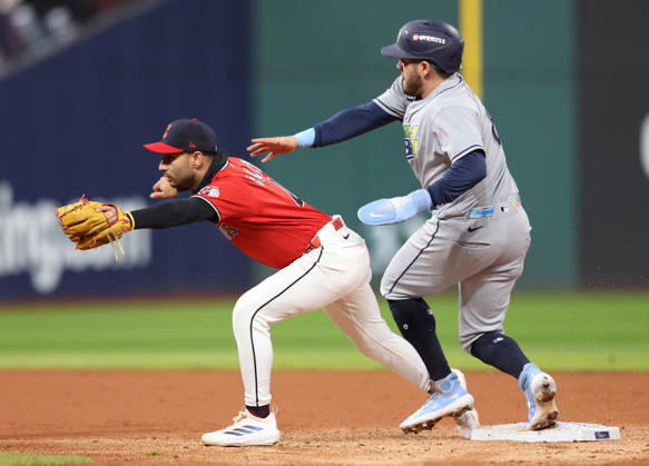 Tampa Bay Rays Jonathan Aranda (8) is forced out at second base by Cleveland Guardians shortstop Brayan Rocchio (4) in the third inning during game four of the MLB, Baseball Herren, USA American League Championship Series at Progressive Field in Cleveland, Ohio, on Saturday, October 17, 2026.  CLE20261017713 AARONxJOSEFCZYK