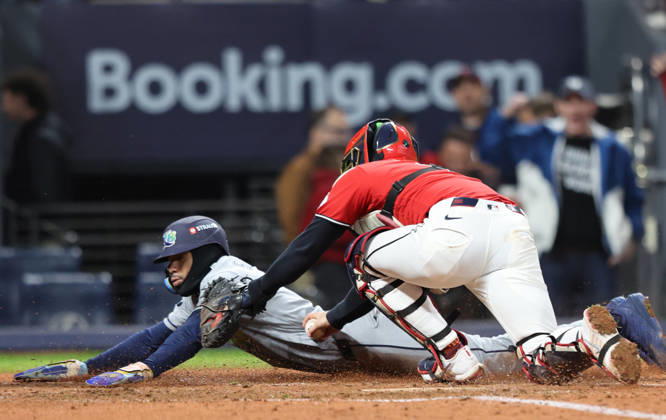 Cleveland Guardians catcher Patrick Bailey (16) tags out Tampa Bay Rays Chandler Simpson (14) at home on a fielders choice in the sixth inning during game four of the MLB, Baseball Herren, USA American League Championship Series at Progressive Field in Cleveland, Ohio, on Saturday, October 17, 2026.  CLE20261017723 AARONxJOSEFCZYK