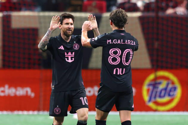 ATLANTA, GA - OCTOBER 17: Leo Messi (10) of the Inter Miami CF reacts with Matias Galarza (80) of the Inter Miami CF after Leo scored a goal during the Saturday evening MLS, Fussball Herren, USA game between Atlanta United FC and Inter Miami CF on October 17, 2026 at Mercedes-Benz Stadium in Atlanta, Georgia. (Photo by David J. Griffin Icon Sportswire) SOCCER: OCT 17 MLS Atlanta United FC vs Inter Miami CF EDITORIAL USE ONLY Icon9532610170890
