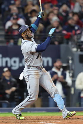 Tampa Bay Rays designated hitter Yandy Diaz (2) hits a two-run home run against the Cleveland Guardians in the ninth inning in game four of the MLB, Baseball Herren, USA American League Championship Series at Progressive Field in Cleveland, Ohio, on Saturday, October 17, 2026.  CLE20261017740 AARONxJOSEFCZYK