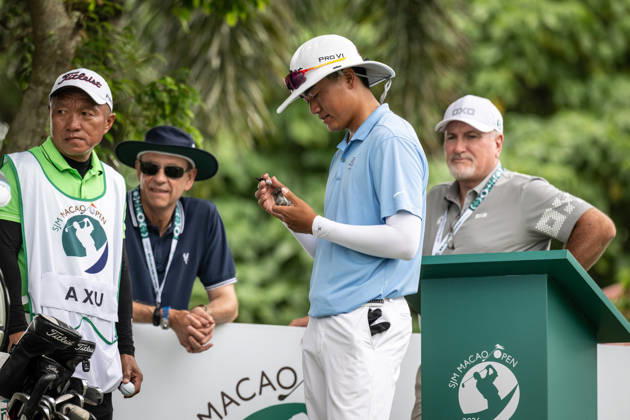 October 18, 2026, Macau, Macao Sar, China: Chinas XU, Andi marks his ball on the first tee.Macau Open Golf 2026 Final Round. Macau Open Golf 2026 Final Round  - ZUMAr144 20261018_zap_r144_001 Copyright: xJaynexRussellx