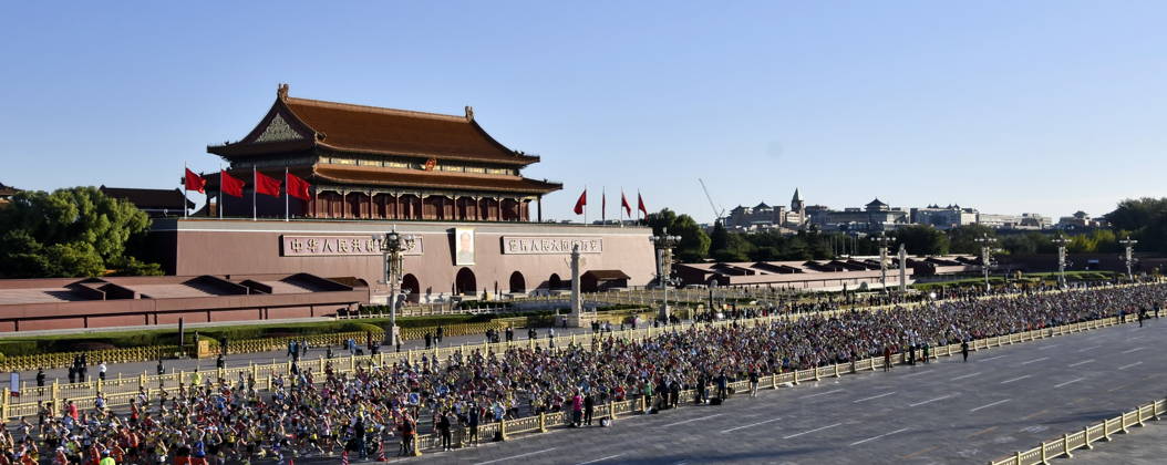 (261018) -- BEIJING, Oct. 18, 2026 -- Runners compete during the 2026 Beijing Marathon & National Marathon Championships in Beijing, capital of China, Oct. 18, 2026. ) (SP)CHINA-BEIJING-2026 BEIJING MARATHON(CN) LixXin 
