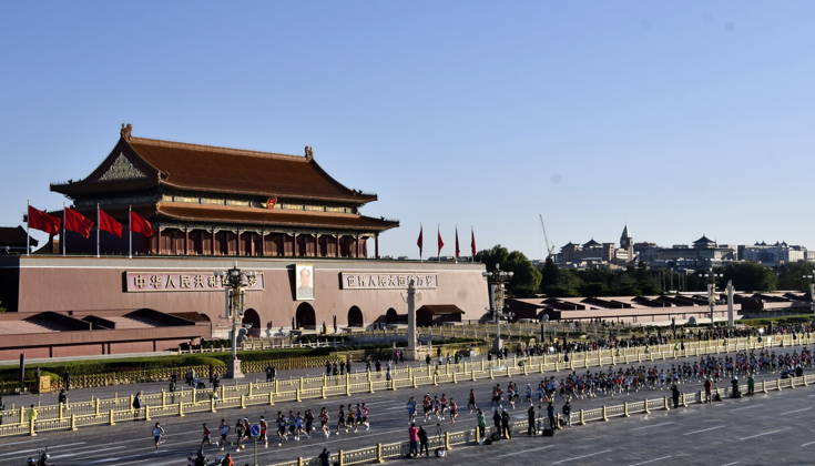 (261018) -- BEIJING, Oct. 18, 2026 -- Runners compete during the 2026 Beijing Marathon & National Marathon Championships in Beijing, capital of China, Oct. 18, 2026. ) (SP)CHINA-BEIJING-2026 BEIJING MARATHON(CN) LixXin 