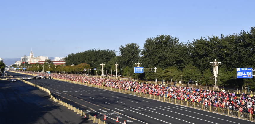 (261018) -- BEIJING, Oct. 18, 2026 -- Runners compete during the 2026 Beijing Marathon & National Marathon Championships in Beijing, capital of China, Oct. 18, 2026. ) (SP)CHINA-BEIJING-2026 BEIJING MARATHON(CN) LixXin 