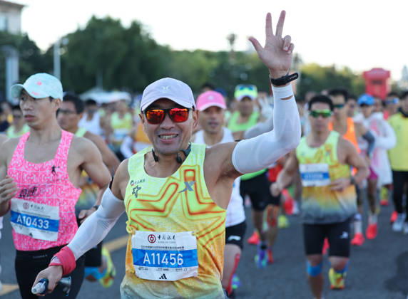 (261018) -- BEIJING, Oct. 18, 2026 -- A runner gestures as he competes during the 2026 Beijing Marathon & National Marathon Championships in Beijing, capital of China, Oct. 18, 2026. ) (SP)CHINA-BEIJING-2026 BEIJING MARATHON JinxLiwang 