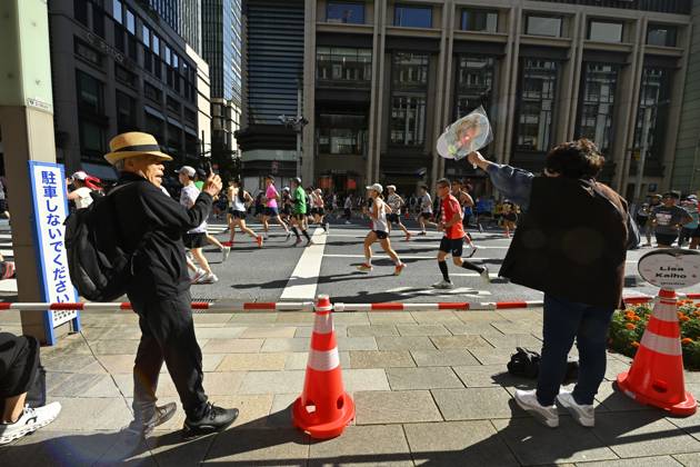 Runners take part in Tokyo Half Marathon in Japan TOKYO, JAPAN - OCTOBER 18 : Spectators cheer on participants as runners make their way through the Muromachi district during the Tokyo Half Marathon in Tokyo, Japan, October 18, 2026. David Mareuil Anadolu Tokyo Japan. Editorial use only. Please get in touch for any other usage.  Copyright: x2026xAnadoluxDavidxMareuilx