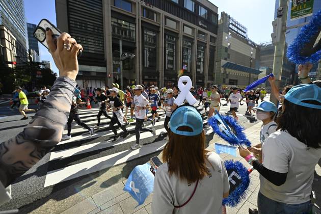 Runners take part in Tokyo Half Marathon in Japan TOKYO, JAPAN - OCTOBER 18 : Spectators cheer on participants as runners make their way through the Muromachi district during the Tokyo Half Marathon in Tokyo, Japan, October 18, 2026. David Mareuil Anadolu Tokyo Japan. Editorial use only. Please get in touch for any other usage.  Copyright: x2026xAnadoluxDavidxMareuilx