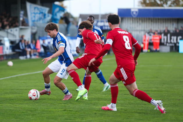 October 17, 2026, Soccer, Men s, Regionalliga Nord, Matchday 14, BSV Kickers Emden 1 FC Phönix Lübeck Sandro Plechaty (17, BSV Kickers Emden) in a tackle with Moritz Kretzer (14, Phönix Lübeck) and Fabio Oliviero Maiolo (8, Phönix Lübeck)
