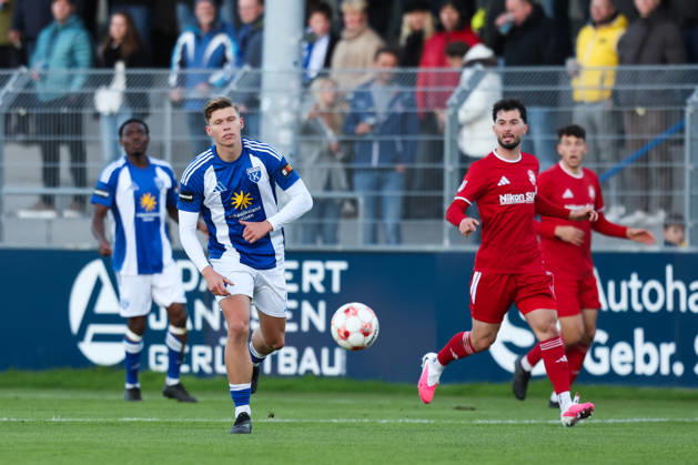 October 17, 2026, Soccer, Men s, Regionalliga Nord, Matchday 14, BSV Kickers Emden 1 FC Phönix Lübeck Luc Ihorst (14) of BSV Kickers Emden battles Fabio Oliviero Maiolo (8) of Phönix Lübeck