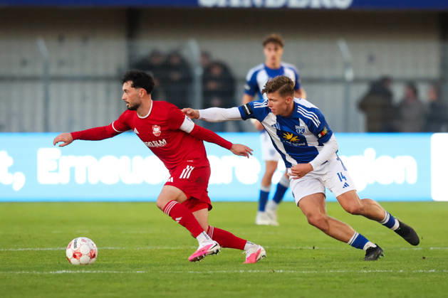 October 17, 2026, Soccer, Men s, Regionalliga Nord, Matchday 14, BSV Kickers Emden 1 FC Phönix Lübeck Luc Ihorst (14) of BSV Kickers Emden battles Fabio Oliviero Maiolo (8) of Phönix Lübeck