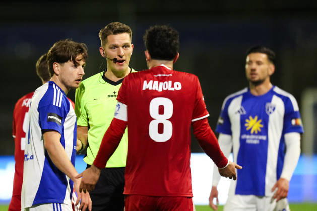 October 17, 2026, Soccer, Men’s, Regionalliga Nord, Matchday 14, BSV Kickers Emden 1, FC Phönix Lübeck; Referee Daniel Piotrowski in conversation with Fabio Oliviero Maiolo (No. 8, Phönix Lübeck) and Sandro Plechaty (No. 17, BSV Kickers Emden)
