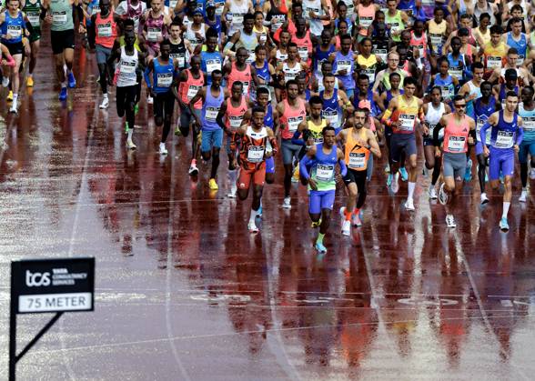 AMSTERDAM - The start of the Amsterdam Marathon. ANP RAMON VAN FLYMEN xVIxANPxSportx xxANPxIVx 572810133 originalFilename: 572810133.jpg
