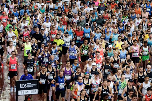 AMSTERDAM - The start of the Amsterdam Marathon. ANP RAMON VAN FLYMEN xVIxANPxSportx xxANPxIVx 572810137 originalFilename: 572810137.jpg