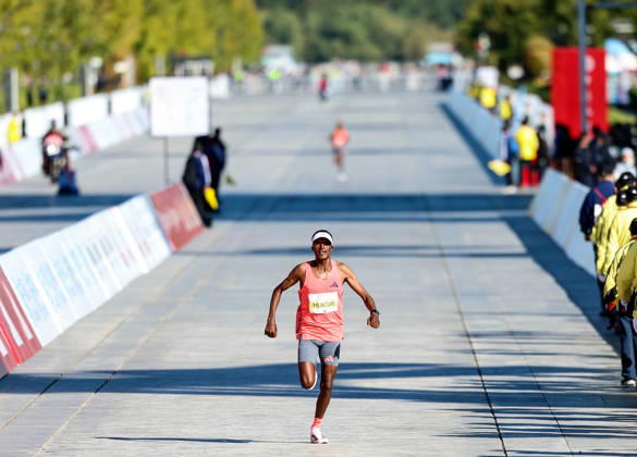 (261018) -- BEIJING, Oct. 18, 2026 -- Muktar Edris of Ethiopia sprints to the finish line to win the second place of the men s marathon event during the 2026 Beijing Marathon & National Marathon Championships in Beijing, capital of China, Oct. 18, 2026. ) (SP)CHINA-BEIJING-2026 BEIJING MARATHON(CN) LuoxYuan 