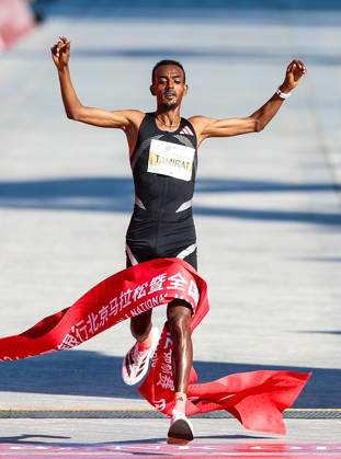 (261018) -- BEIJING, Oct. 18, 2026 -- Tamirat Tola of Ethiopia crosses the finish line to win the first place of the men s marathon event during the 2026 Beijing Marathon & National Marathon Championships in Beijing, capital of China, Oct. 18, 2026. ) (SP)CHINA-BEIJING-2026 BEIJING MARATHON(CN) LuoxYuan 
