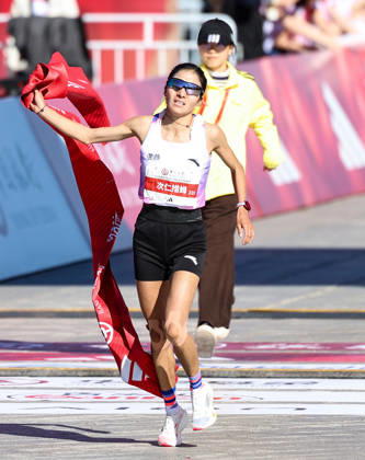 (261018) -- BEIJING, Oct. 18, 2026 -- Cirencuomu of China crosses the finish line to win the second place of the women s marathon event at the 2026 Beijing Marathon & National Marathon Championships in Beijing, capital of China, Oct. 18, 2026. ) (SP)CHINA-BEIJING-2026 BEIJING MARATHON (CN) LuoxYuan 