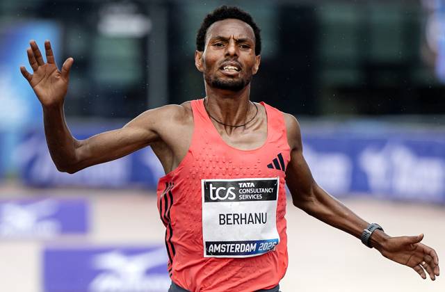 AMSTERDAM - Lemi Berhanu wins the Amsterdam Marathon. ANP RAMON VAN FLYMEN xVIxANPxSportx xxANPxIVx 572820914 originalFilename: 572820914.jpg