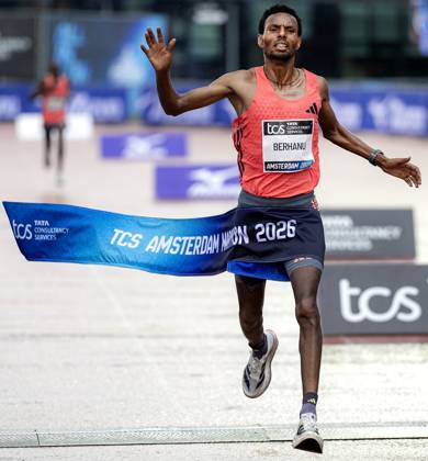 AMSTERDAM - Lemi Berhanu wins the Amsterdam Marathon. ANP RAMON VAN FLYMEN xVIxANPxSportx xxANPxIVx 572820918 originalFilename: 572820918.jpg