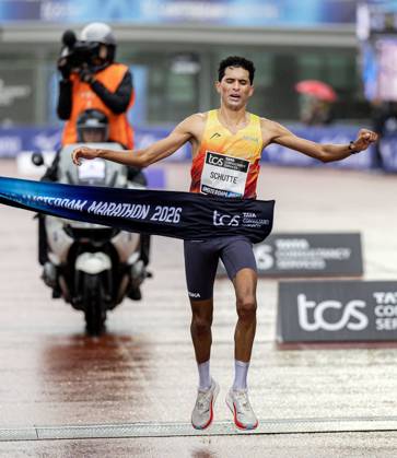AMSTERDAM - Noah Schutte is the best Dutchman at the Amsterdam Marathon. ANP RAMON VAN FLYMEN xVIxANPxSportx xxANPxIVx 572822335 originalFilename: 572822335.jpg