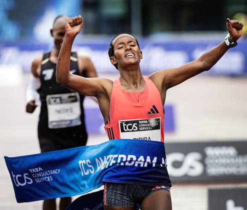 AMSTERDAM - Buze Diriba wins the Amsterdam Marathon for women. ANP RAMON VAN FLYMEN xVIxANPxSportx xxANPxIVx 572822895 originalFilename: 572822895.jpg