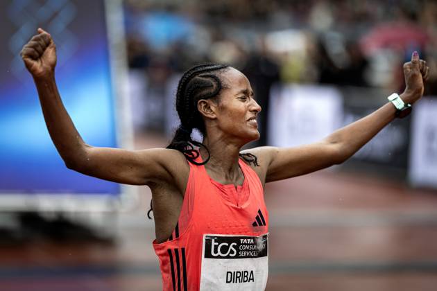 AMSTERDAM - Buze Diriba wins the Amsterdam Marathon for women. ANP RAMON VAN FLYMEN xVIxANPxSportx xxANPxIVx 572823167 originalFilename: 572823167.jpg
