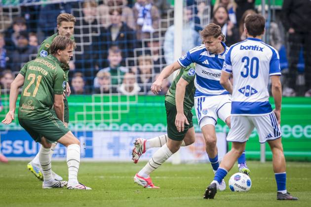 ZWOLLE , 18-10-2026 , mac3park , season 2026 2027 , Dutch Eredivisie football , match between PEC Zwolle and Go Ahead Eagles , picture shows PEC Zwolle player Thijs Oosting and GA Eagles player Melle Meulensteen PEC - Go Ahead Eagles  x208673984x Copyright: