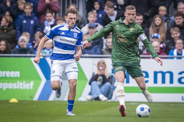 ZWOLLE , 18-10-2026 , mac3park , season 2026 2027 , Dutch Eredivisie football , match between PEC Zwolle and Go Ahead Eagles , picture shows GA Eagles player Joris Kramer and PEC Zwolle player Thijs Oosting PEC - Go Ahead Eagles  x208674285x Copyright: