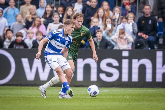 ZWOLLE , 18-10-2026 , mac3park , season 2026 2027 , Dutch Eredivisie football , match between PEC Zwolle and Go Ahead Eagles , picture shows PEC Zwolle player Thijs Oosting, GA Eagles player Melle Meulensteen PEC - Go Ahead Eagles  x208674994x Copyright:
