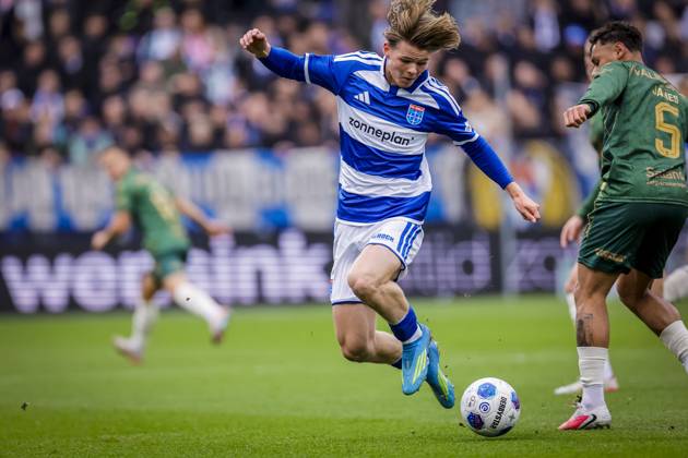 ZWOLLE , 18-10-2026 , mac3park , season 2026 2027 , Dutch Eredivisie football , match between PEC Zwolle and Go Ahead Eagles , picture shows PEC Zwolle player Gilles van der Wal and GA Eagles player Dean James PEC - Go Ahead Eagles  x208675027x Copyright: