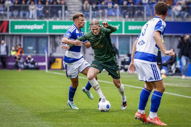 ZWOLLE , 18-10-2026 , mac3park , season 2026 2027 , Dutch Eredivisie football , match between PEC Zwolle and Go Ahead Eagles , picture shows PEC Zwolle player Sydney van Hooijdonk and GA Eagles player Soren Tengstedt PEC - Go Ahead Eagles  x208676611x Copyright: