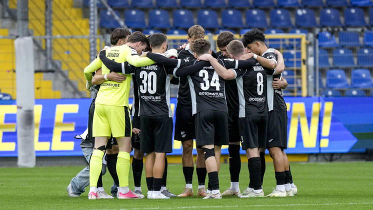 Players from SC Verl gather in a team huddle before kickoff; huddle, team huddle, concentration, camaraderie, pep talk, motivation, October 18, 2026, Sinsheim, Germany, soccer, 3rd Division, TSG 1899 Hoffenheim II vs. SC Verl, DFB and DFL regulations prohibit any use of photographs as image sequences and or quasi-video xozx