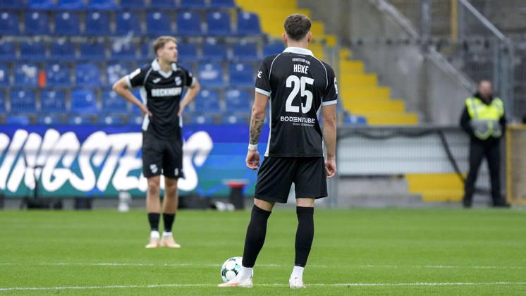 SC Verl players, featuring Tim Heike Verl, 25, looking disappointed; disappointment, frustration, pessimism, after conceding the goal that made the score 1–0; action, game scene, October 18, 2026, Sinsheim, Germany, soccer, 3. Liga, TSG 1899 Hoffenheim II vs. SC Verl, DFB and DFL regulations prohibit any use of photographs as image sequences and or quasi-video xozx