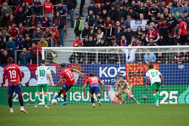 LaLiga EA Sports 2026-27 CA Osasuna vs. Racing de Santander Ante Budimir 17 OSA shoots and scores 1-0 during the LaLiga EA Sports soccer match between CA Osasuna and Racing de Santander played at El Sadar Stadium in Pamplona, Spain, on Oct. 18, 2026. Credit: Inigo Alzugaray, Agencia LOF, Pamplona. LaLiga EA Sports 2026–27: CA Osasuna vs. Racing de Santander Copyright: xINIGOxALZUGARAYx