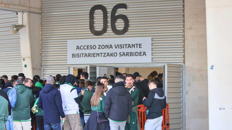 ESP LaLiga EA Sports Atlético Osasuna vs. Racing Santander: Fans of Racing Santander during the LaLiga EA Sports match between Atlético Osasuna and Racing Santander, played at El Sadar Stadium in Pamplona on October 18, 2026, in Spain. Spanish Soccer Copyright: xAgenciaxLOFx