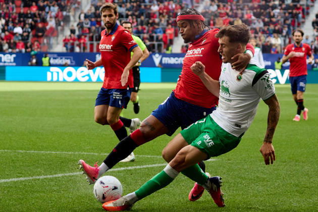 LaLiga EA Sports 2026–27 CA Osasuna vs. Racing de Santander Valentin Rosier (19, OSA) blocks a shot by Jorge Salinas (17, RAC) during the LaLiga EA Sports soccer match between CA Osasuna and Racing de Santander played at El Sadar Stadium in Pamplona, Spain on Oct. 18, 2026. Credit: Inigo Alzugaray, Agencia LOF, Pamplona. LaLiga EA Sports 2026-27: CA Osasuna vs. Racing de Santander Copyright: xINIGOxALZUGARAYx
