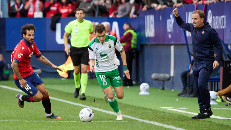 LaLiga EA Sports 2026–27: CA Osasuna vs. Racing de Santander—Ruben Garcia (14, OSA) and Inigo Vicente (10, RAC) battle for the ball during the LaLiga EA Sports soccer match between CA Osasuna and Racing de Santander, played at El Sadar Stadium in Pamplona, Spain on Oct. 18, 2026. Jagoba Arrasate, coach of OSA, is also visible in the image. Credit: Inigo Alzugaray, Agencia LOF, Pamplona. LaLiga EA Sports 2026–27: CA Osasuna vs. Racing de Santander Copyright: xINIGOxALZUGARAYx