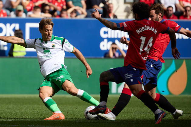 LaLiga EA Sports 2026–27: CA Osasuna vs. Racing de Santander. Sergio Canales (20, RAC L) takes a shot under pressure from Rubén García (14, OSA) and Jon Moncayola (7, OSA R) during the LaLiga EA Sports soccer match between CA Osasuna and Racing de Santander played at El Sadar Stadium in Pamplona, Spain, on Oct. 18, 2026. Credit: Inigo Alzugaray, Agencia LOF, Pamplona. LaLiga EA Sports 2026–27: CA Osasuna vs. Racing de Santander Copyright: xINIGOxALZUGARAYx