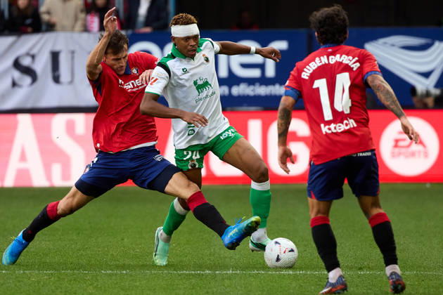 LaLiga EASports 2026 27 CA Osasuna v Racing de Santander Ante Budimir (17. OSA) (L) and Jeanuel Belocian (24. RAC) (R) battle for the ball during the football match of LaLiga EA Sports between CA Osasuna and Racing de Santander played at El Sadar stadium in Pamplona (Spain) on Oct 18 2026. Ruben Garcia (14. OSA) is also visible in the image. Credit: Inigo Alzugaray Agencia LOF Pamplona LaLiga EASports 2026 27 CA Osasuna v Racing de Santander Copyright: xINIGOxALZUGARAYx
