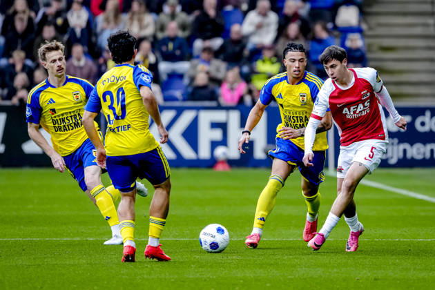 LEEUWARDEN AZ Alkmaar defender Mateo Chávez during the Vriendenloterij Eredivisie match between SC Cambuur and AZ at Kooi Stadion on October 18, 2026, in Leeuwarden, the Netherlands ED VAN DE POL EYE4IMAGES DeFodi Images