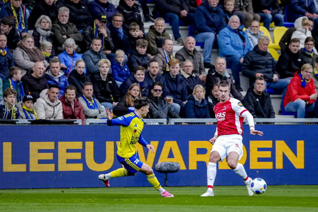 LEEUWARDEN SC Cambuur defender Morgan Costarelli, AZ Alkmaar defender Wouter Goes during the Vriendenloterij Eredivisie match between SC Cambuur and AZ at Kooi Stadion on October 18, 2026, in Leeuwarden, the Netherlands ED VAN DE POL EYE4IMAGES DeFodi Images