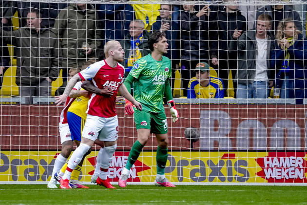 LEEUWARDEN AZ Alkmaar forward Mexx Meerdink, AZ Alkmaar goalkeeper Jari De Busser during the Vriendenloterij Eredivisie match between SC Cambuur and AZ at Kooi Stadion on October 18, 2026, in Leeuwarden, the Netherlands ED VAN DE POL EYE4IMAGES DeFodi Images