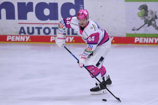 Ice Hockey: DEL Matchday 10—Krefeld Pinguine vs. Eisbären Berlin on October 18, 2026, at the Yayla Arena in Krefeld. Brandon Davidson, Berlin. In accordance with the guidelines of the DEL (German Ice Hockey League), the publication and further use of the footage in electronic media and on all kind is not permitted xRx