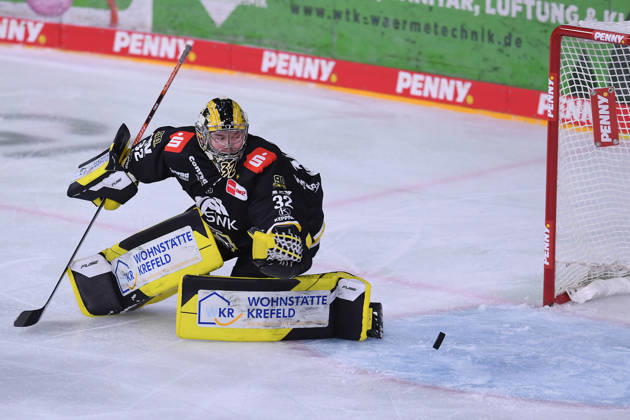 Ice Hockey: Penny DEL, Matchday 10—Krefeld Pinguine vs. Eisbären Berlin on October 18, 2026, at the Yayla Arena in Krefeld. Goal to make it 0–1 by Markus Vikingstad (Berlin); Juha Jatkola (Krefeld) is defeated. In accordance with the regulations of the DEL (German Ice Hockey League, the publication and reuse of the footage in electronic media and on devices of any kind during the game is not permitted xRx