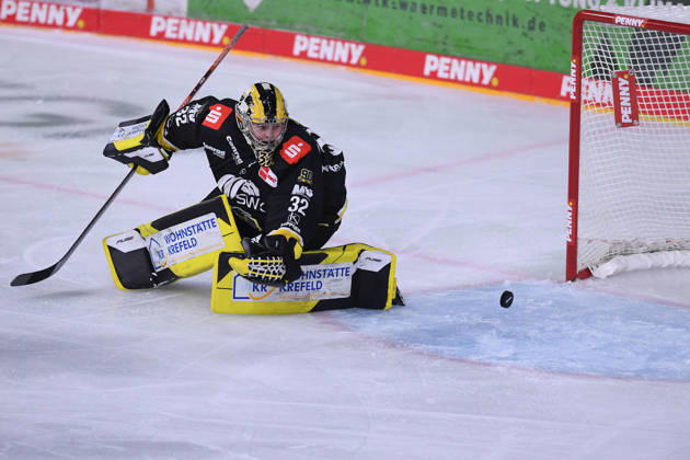 Ice Hockey: Penny DEL, Matchday 10—Krefeld Pinguine vs. Eisbären Berlin on October 18, 2026, at the Yayla Arena in Krefeld. Goal to make it 0–1 by Markus Vikingstad (Berlin); Juha Jatkola (Krefeld) is defeated. In accordance with the regulations of the DEL (German Ice Hockey League, the publication and reuse of the footage in electronic media and on devices of any kind during the game is not permitted xRx