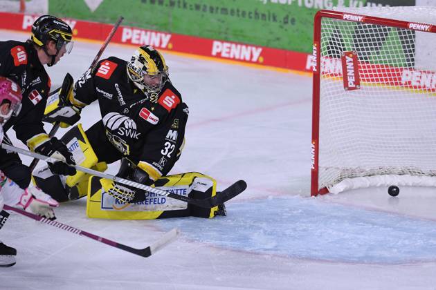 Ice Hockey: Penny DEL, Matchday 10—Krefeld Pinguine vs. Eisbären Berlin on October 18, 2026, at the Yayla Arena in Krefeld. Goal to make it 0–1 by Markus Vikingstad (Berlin); Juha Jatkola (Krefeld) is defeated. In accordance with the regulations of the DEL (German Ice Hockey League, the publication and reuse of the footage in electronic media and on devices of any kind during the game is not permitted xRx