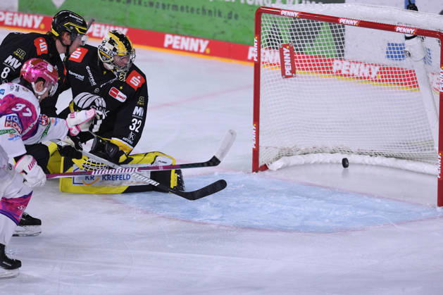 Ice Hockey: Penny DEL, Matchday 10—Krefeld Pinguine vs. Eisbären Berlin on October 18, 2026, at the Yayla Arena in Krefeld. Goal to make it 0–1 by Markus Vikingstad (Berlin); Juha Jatkola (Krefeld) is defeated. In accordance with the regulations of the DEL (German Ice Hockey League, the publication and reuse of the footage in electronic media and on devices of any kind during the game is not permitted xRx