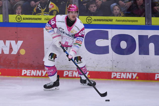 Ice Hockey: DEL Matchday 10—Krefeld Pinguine vs. Eisbären Berlin on October 18, 2026, at the Yayla Arena in Krefeld. Brandon Davidson, Berlin. In accordance with the guidelines of the DEL (German Ice Hockey League), the publication and further use of the footage in electronic media and on all kind is not permitted xRx