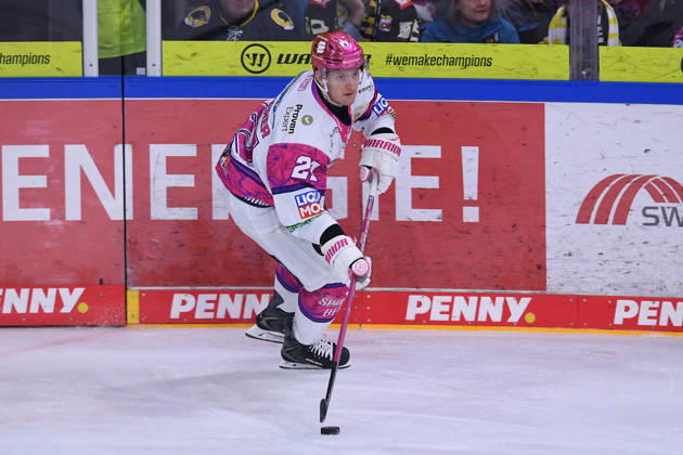 Ice Hockey: DEL Matchday 10—Krefeld Pinguine vs. Eisbären Berlin on October 18, 2026, at the Yayla Arena in Krefeld. Manuel Wiederer, Berlin. In accordance with the guidelines of the DEL (German Ice Hockey League), the publication and reuse of the footage in electronic media and on electronic devices of any kind is not permitted while the game is in progress xRx