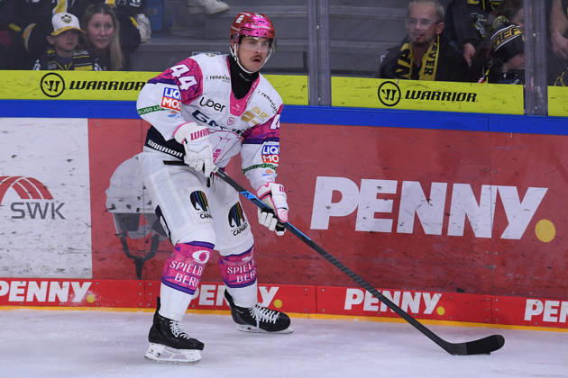 Ice Hockey: DEL Matchday 10—Krefeld Pinguine vs. Eisbären Berlin on October 18, 2026, at the Yayla Arena in Krefeld. Brandon Davidson, Berlin. In accordance with the guidelines of the DEL (German Ice Hockey League), the publication and further use of the footage in electronic media and on all kind is not permitted xRx